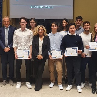 Premiati gli studenti più meritevoli del liceo scientifico. Il sindaco: «Continuate così, Busto ha bisogno di voi»