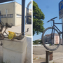 Infilata nell’immondizia o volante. Gli strani “parcheggi” delle biciclette a Busto