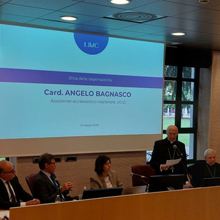 «Il lavoro deve rimettere al centro la persona». Alla Liuc il richiamo del cardinale Bagnasco contro la “società delle solitudini”