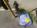 Un sacco non conforme davanti a una scuola in via Pindemonte