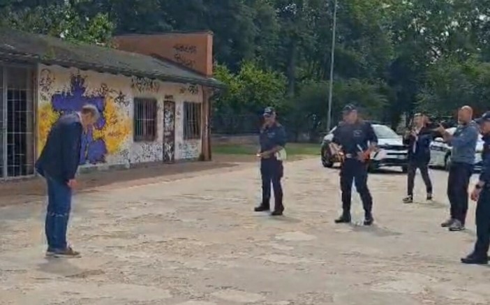 Busto, testato lo “sparalacci” davanti alle telecamere del Tg4. “Avvolto” anche il sindaco