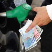 Carburanti, si va verso la proroga al taglio dei prezzi: quanto costano oggi benzina e diesel Carburanti, si va verso la proroga al taglio dei prezzi: quanto costano oggi benzina e diesel