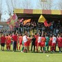Un'immagine dell'aprile scorso: i giocatori del Bra festeggiano la promozione in Serie C davanti ai propri tifosi