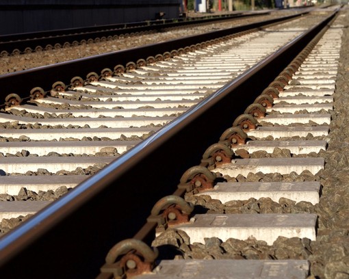 Giovane di 23 anni muore travolto dal treno a Bollate