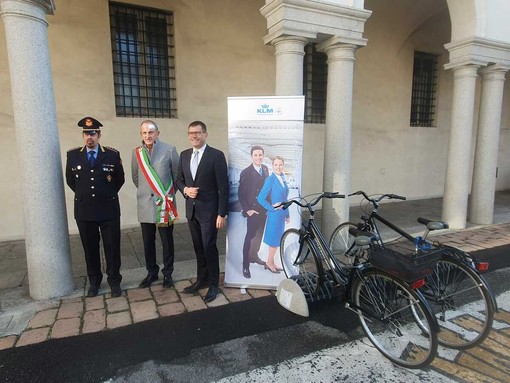 A Busto sedici nuove rastrelliere per le bici “a prova di ladro”. Grazie a Klm