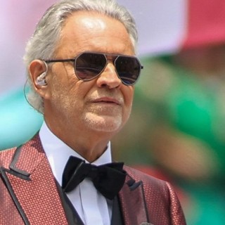 Andrea Bocelli è il proprietario della villa, affittata a una famiglia