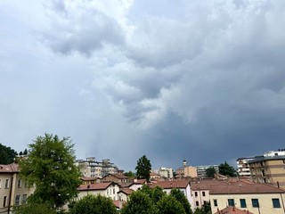 La foto da Varese dell'esperto meteo Gianluca Bertoni a metà pomeriggio di oggi, che spiega: «Grandine a sinistra nell'immagine»