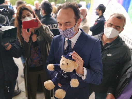 Il governatore del Piemonte Cirio con un peluche ieri in visita all'ospedale Regina Margherita