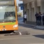 L'uomo sdraiato in strada ieri in via Morosini L'uomo sdraiato in strada ieri in via Morosini