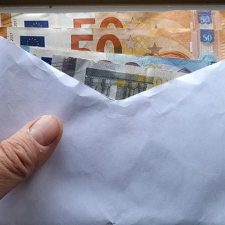 Un semplice gesto d'onestà: trova una busta con 2.800 euro a Germignaga e la consegna ai carabinieri Un semplice gesto d'onestà: trova una busta con 2.800 euro a Germignaga e la consegna ai carabinieri