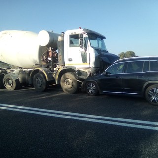 Scoppia pneumatico, betoniera finisce contro auto: paura, ma conducenti illesi