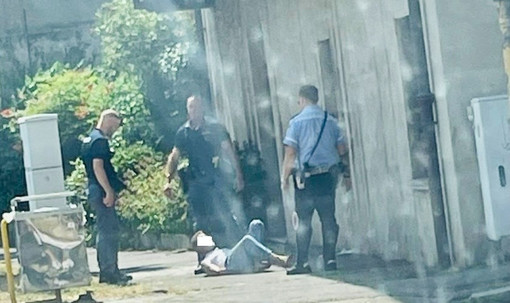 Busto, momenti di caos in strada: uomo esagitato bloccato da Polizia e vigili