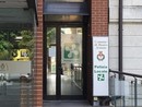Fermato dalla polizia locale e fuggito dalla finestra. I sindacati: «Camera di sicurezza per i fermati è una priorità massima»