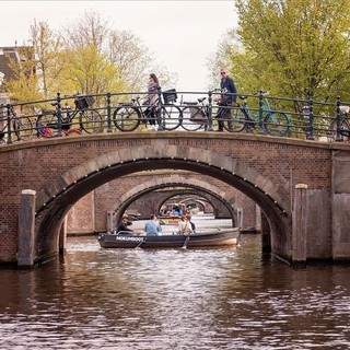 Da Busto ai canali di Amsterdam: quando il primo contratto porta con sé anche una casa