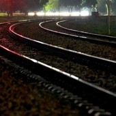 Tragedia al passaggio a livello sulla linea Trenord tra Varese e Saronno: una persona è stata investita e uccisa da un treno