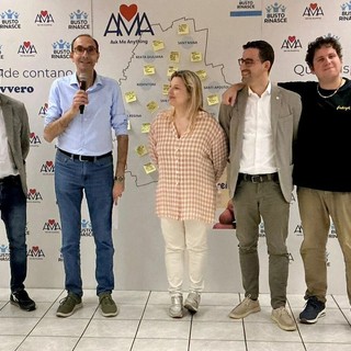 "Ama" fa tappa dai Frati: «Dietro l’etichetta dei “Parioli di Busto” ci sono problemi veri»