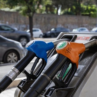 Carburanti, il governo proroga lo sconto sulle accise fino al 5 settembre. Tensioni Fi-Lega su extraprofitti