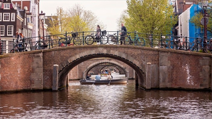 Da Busto ai canali di Amsterdam: quando il primo contratto porta con sé anche una casa