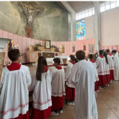 I VIDEO. Don Giovanni tra la commozione e la &quot;manita&quot;. Monsignor Severino: «Per Beata Giuliana il prete giusto»