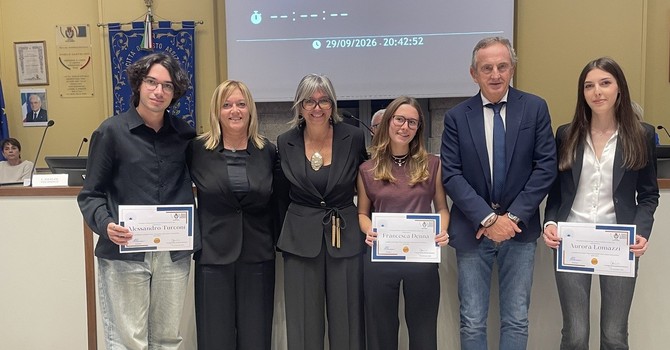 Borse di studio Dolci-Colombo, premiati merito e impegno. L’applauso del Consiglio comunale Borse di studio Dolci-Colombo, premiati merito e impegno. L’applauso del Consiglio comunale