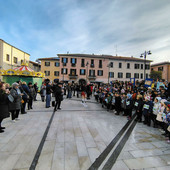 Trecento bambini e ragazzi della Maria Immacolata attorno al presepe di piazza Santa Maria Trecento bambini e ragazzi della Maria Immacolata attorno al presepe di piazza Santa Maria