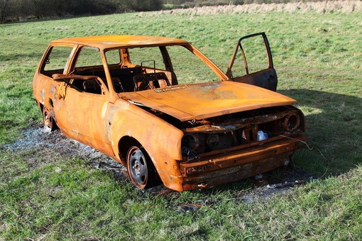 Rimozione e demolizione di veicoli abbandonati, distrutti, bruciati: il Comune di Legnano vuole procedere anche sulle aree private