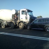 Scoppia pneumatico, betoniera finisce contro auto: paura, ma conducenti illesi