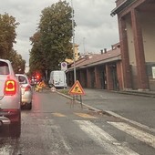 Semaforo a senso alternato in viale Alfieri, disagi al capolinea