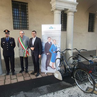 A Busto sedici nuove rastrelliere per le bici “a prova di ladro”. Grazie a Klm