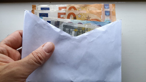 Un semplice gesto d'onestà: trova una busta con 2.800 euro a Germignaga e la consegna ai carabinieri Un semplice gesto d'onestà: trova una busta con 2.800 euro a Germignaga e la consegna ai carabinieri