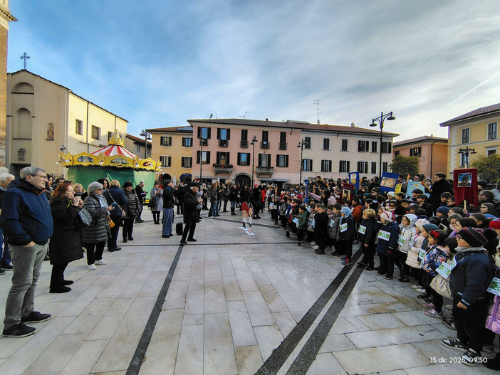 Trecento bambini e ragazzi della Maria Immacolata attorno al presepe di piazza Santa Maria Trecento bambini e ragazzi della Maria Immacolata attorno al presepe di piazza Santa Maria
