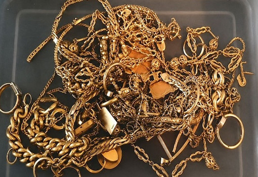 Oltre 230 chili d’oro e gioielli contrabbandati in Svizzera, nei guai sei italiani Oltre 230 chili d’oro e gioielli contrabbandati in Svizzera, nei guai sei italiani