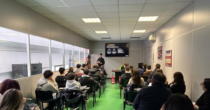 VIDEO. «Colpiti dalla tragedia di Crans-Montana: così la nostra azienda ha deciso di insegnare ai ragazzi a domare il fuoco»