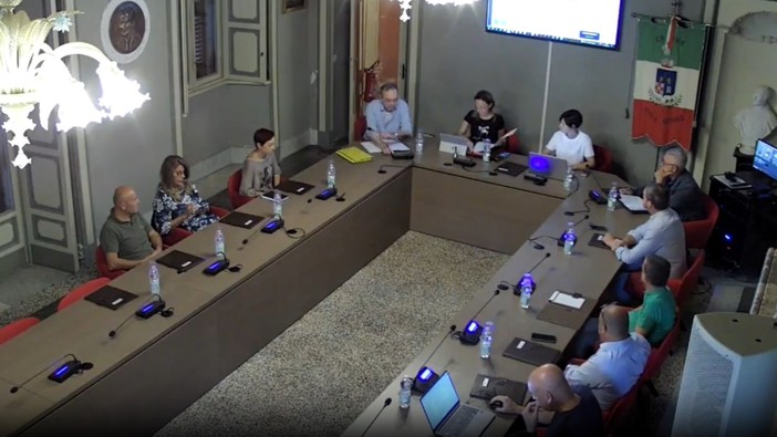 Gorla Minore, nuovo scontro in Consiglio: abrogato il comma 3, la minoranza lascia l’aula