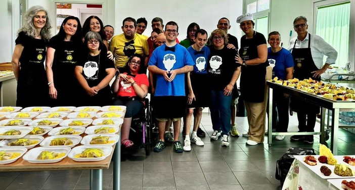Nella foto gli chef soci Lions che hanno realizzato il menù del pranzo solidale insieme ai ragazzi e collaboratori di Progetto Promozione Lavoro di Olgiate Olona