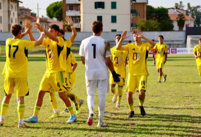 Decisivo Bongini, il numero 1 della Castellanzese, che para il rigore di Pigato e regala il passaggio del turno in Coppa Decisivo Bongini, il numero 1 della Castellanzese, che para il rigore di Pigato e regala il passaggio del turno in Coppa