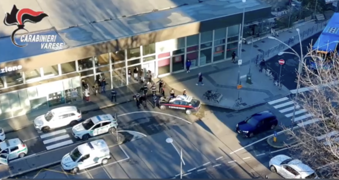 VIDEO. Giro di vite di carabinieri e polizia locale in zona stazione e in centro a Gallarate: sospese due attività