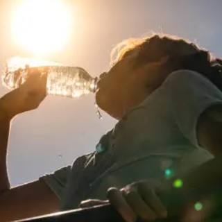Un'altra notte tropicale. Oggi il solstizio d'estate, ma afa e caldo sono già qui da tempo: «Livelli di ozono elevati»