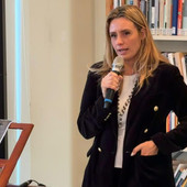 Rossetti rossi per la cultura del rispetto. Caruso: «Un gesto simbolico e risorse reali per rafforzare la rete provinciale nella tutela delle donne»