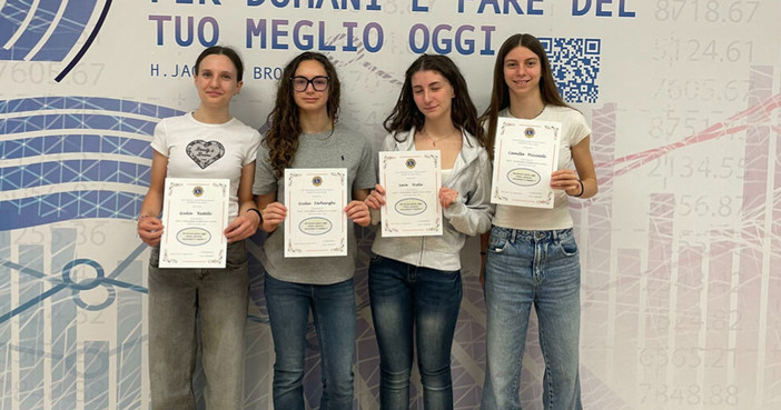 Da sinistra: Giulia Restelli, Giulia Farhanghi, Sara Niola, Camilla Piccinali Da sinistra: Giulia Restelli, Giulia Farhanghi, Sara Niola, Camilla Piccinali