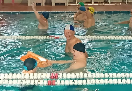 La foto di Pier con i ragazzi, condivisa dalle Cuffie Colorate