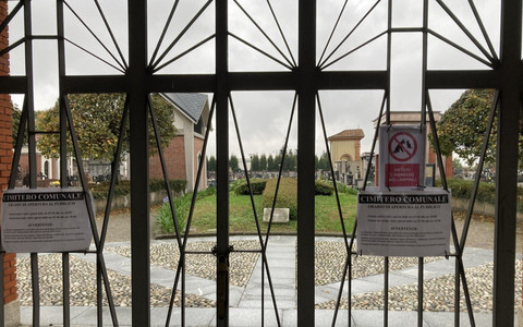 L'ingresso del cimitero di Gorla Maggiore e il cartello di divieto di accesso agli animali, ben visibile