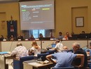 Rifiuti, il Consiglio chiede raccolte straordinarie anti-degrado. Sindaco contrario: «Non possiamo suonare ogni campanello»