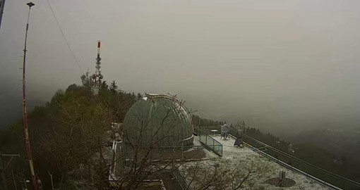 L'osservatorio del Campo dei Fiori questa mattina dove è arrivato un leggero strato di neve aprilina