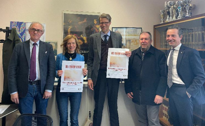 Da sinistra: il dirigente Giovanni Ferrario, la docente Romina Biazzi, il presidente Lions Luciano Salomoni, il past president Gianfranco Zilioli e il vice presidente Luca Turconi