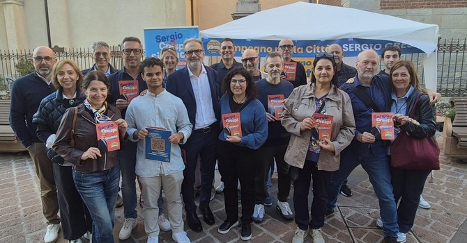Elezioni, Sergio Crespi e la sua squadra per la prima volta in piazza: «A Busto c’è voglia di cambiamento» Elezioni, Sergio Crespi e la sua squadra per la prima volta in piazza: «A Busto c’è voglia di cambiamento»