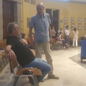 Santo Cascio (in piedi) parla con l'ex assessore Albani prima del Consiglio comunale Santo Cascio (in piedi) parla con l'ex assessore Albani prima del Consiglio comunale