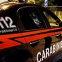 Stava soffocando la moglie con un cavo elettrico: arrestato marito violento nel giorno contro la violenza sulle donne