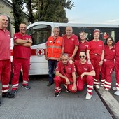 Un pasto e un sorriso: i senzatetto accorrono in stazione la vigilia di Ferragosto