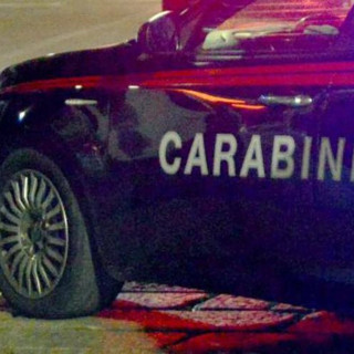 Tentano il furto in abitazione arrampicandosi dal balcone, poi cercano di investire un carabiniere: uno dei ladri fermato con il taser